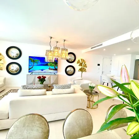 Luxury 3 Bedroom Penthouse フエンヒロラ