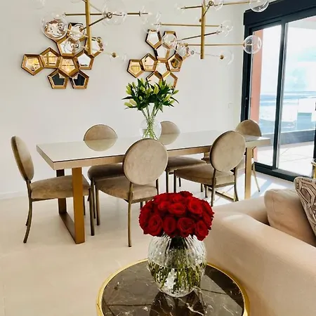 Luxury 3 Bedroom Penthouse アパート