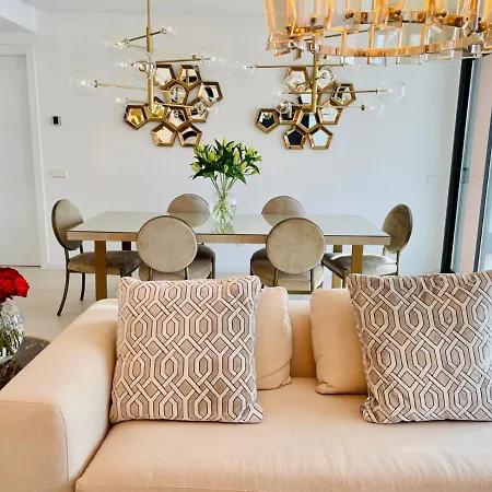 Luxury 3 Bedroom Penthouse フエンヒロラ